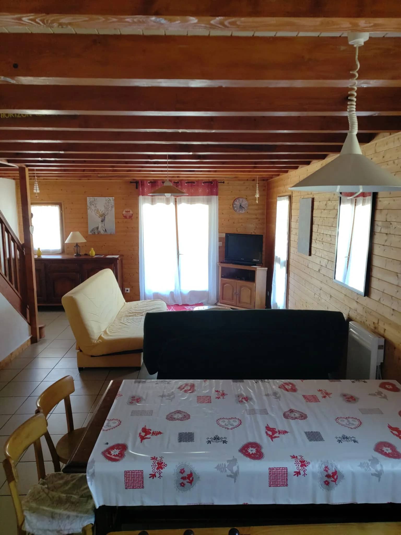 Espace de vie en duplex de l'appartement Le Grand Bec avec escalier vers l'étage