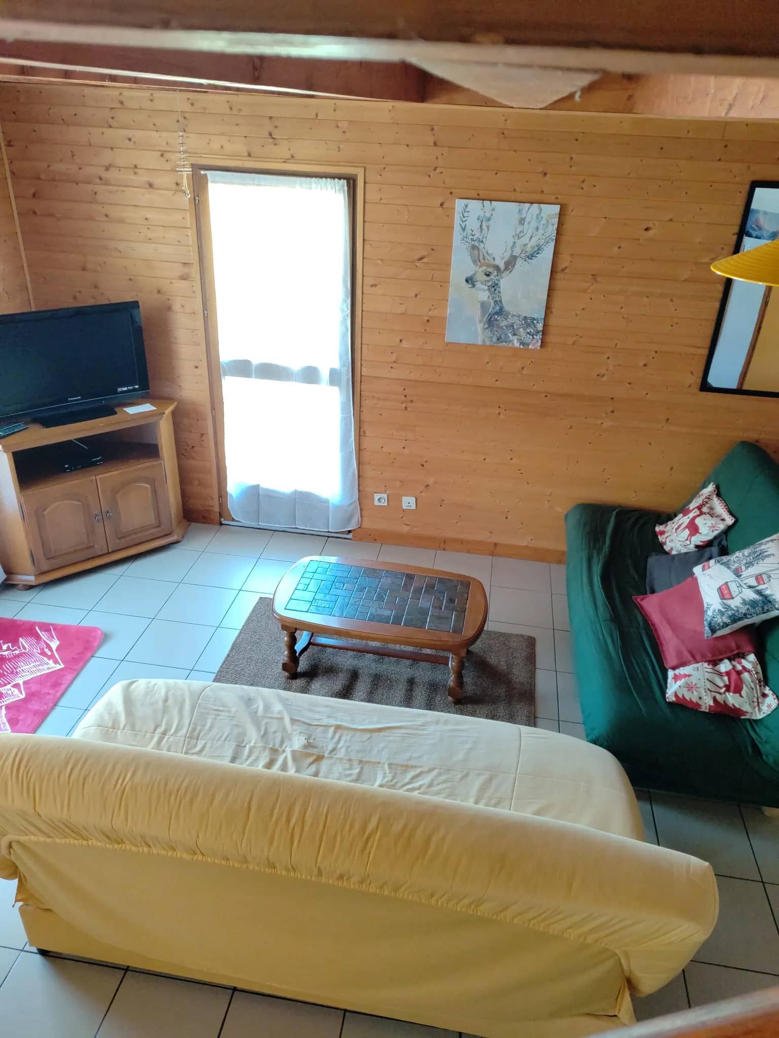 Coin télévision et détente de l'appartement Le Grand Bec, ambiance chalet
