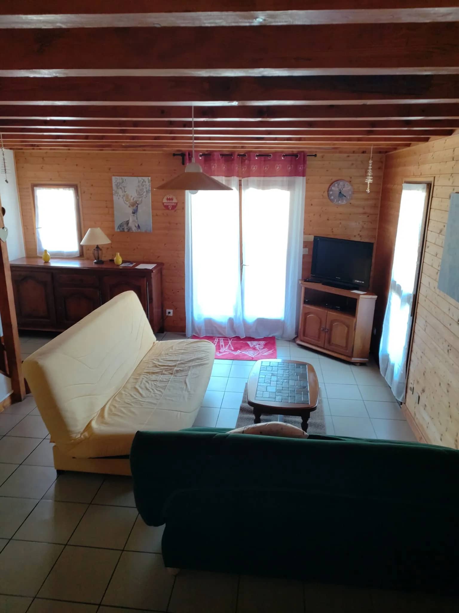 Salon de l'appartement Le Grand Bec avec télévision et accès balcon