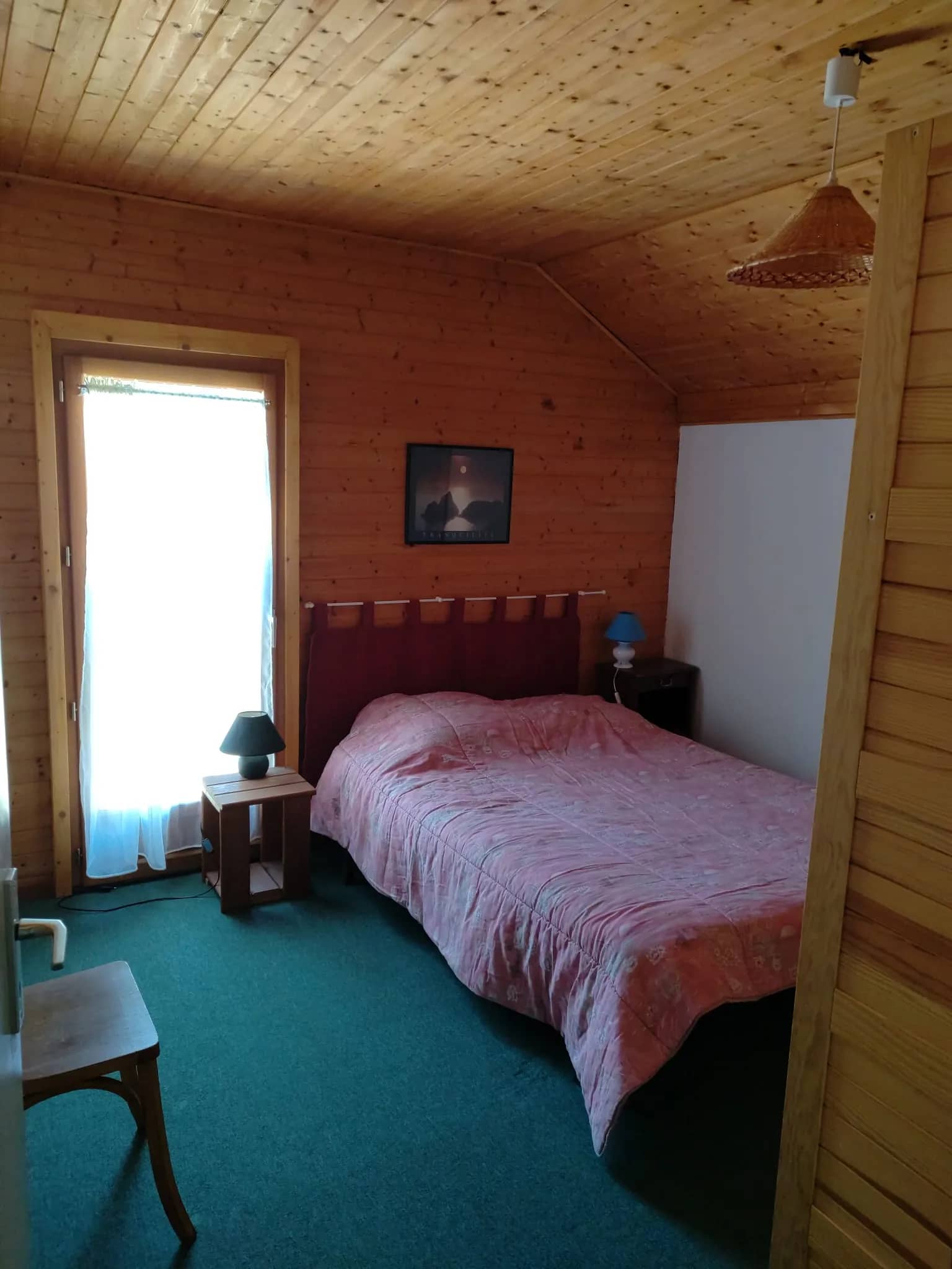 Chambre avec lit double de l'appartement Le Grand Bec, accès balcon