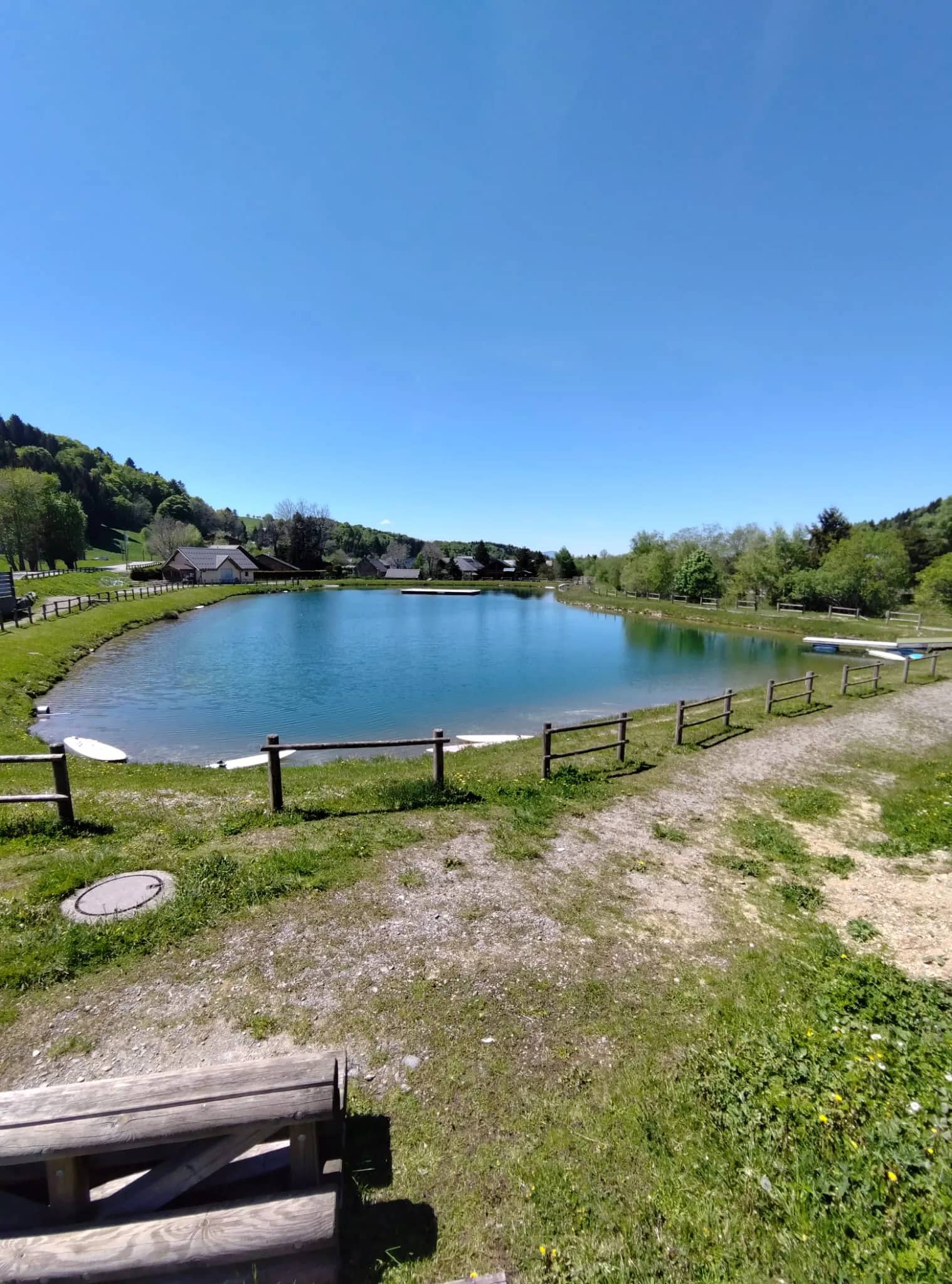 Lac de baignade de l'Alpe du Grand Serre, activité estivale en famille