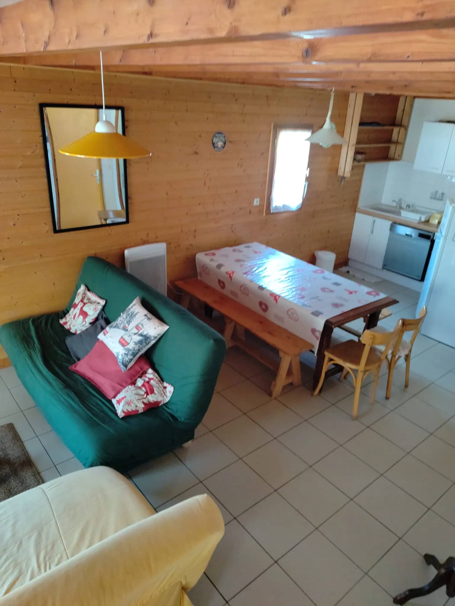 Coin séjour et salle à manger de l'appartement Le Grand Bec, 10 couchages