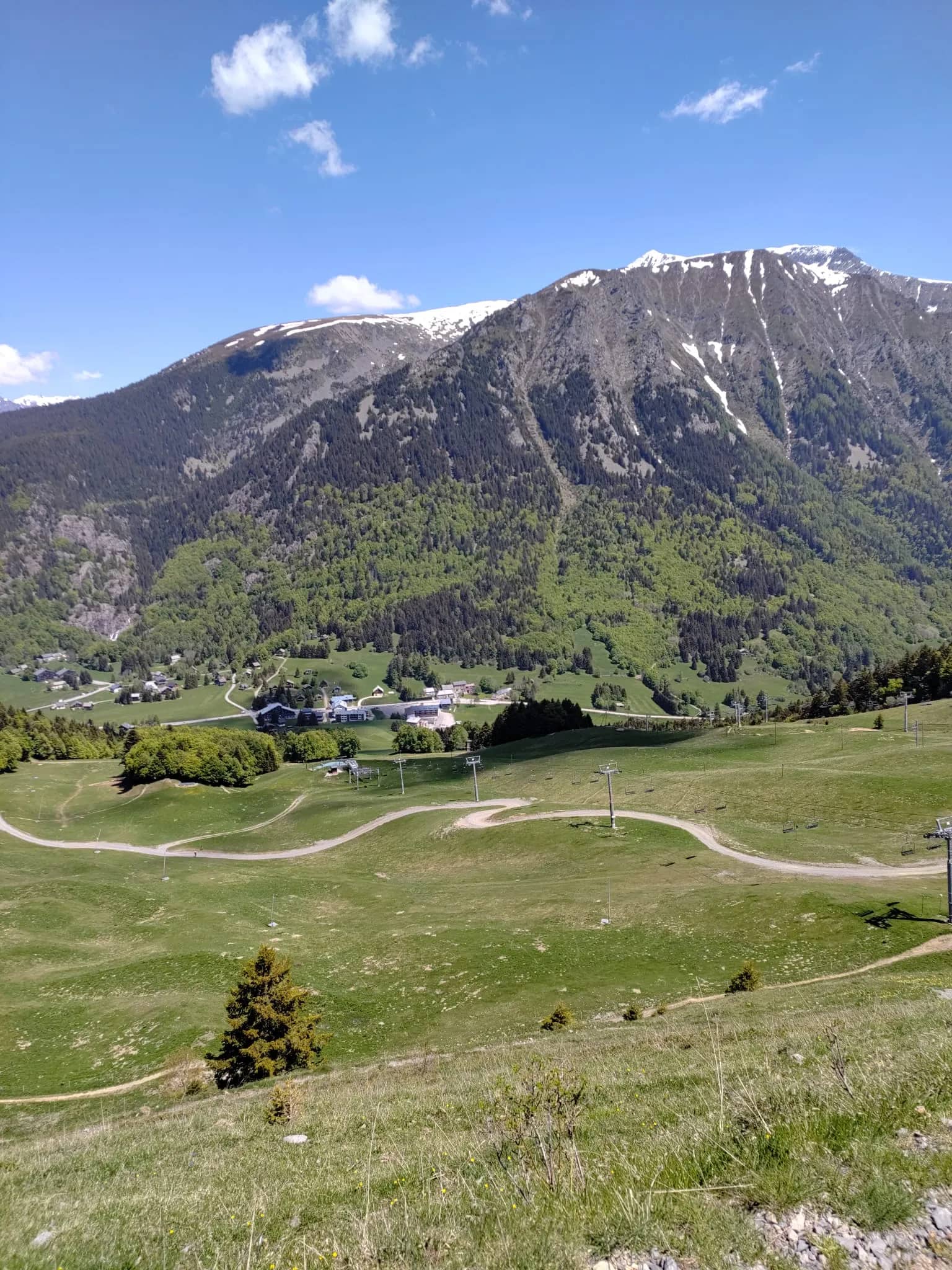 Vue sur la station de l'Alpe du Grand Serre et ses pistes verdoyantes l'été